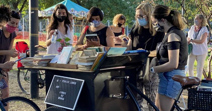 Una bici carrito invita a intercambiar libros en una plaza